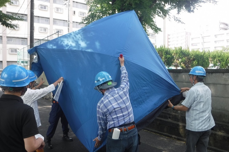 写真：山吹小学校（間仕切りの設営訓練）
