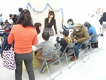 写真：親子とマジックボックス作り様子