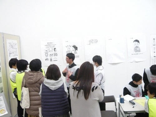 写真：ポスターなどを使いながら説明する様子