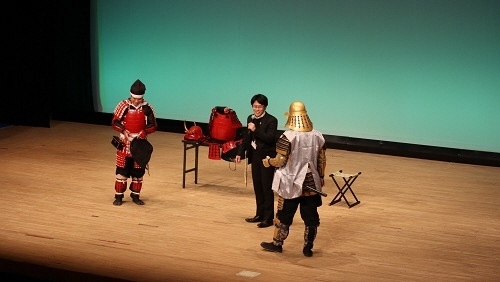 写真：甲冑の着付け体験の様子