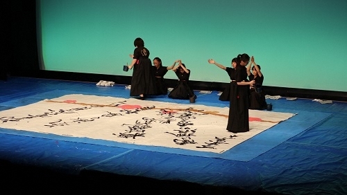 写真：書道完成した喜びの様子