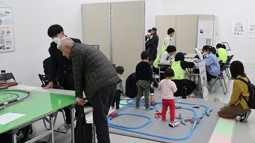 写真：運転体験、鉄道おもちゃ組み立ての様子