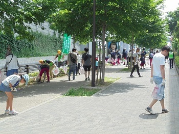 写真:クリーンキャンペーンの様子です。