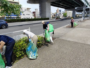 写真:街路樹の中をきれいにする参加者の皆さん