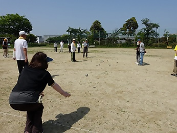 写真:ペタンクを楽しむ皆さん