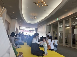 写真:当日の講堂の入り口の様子