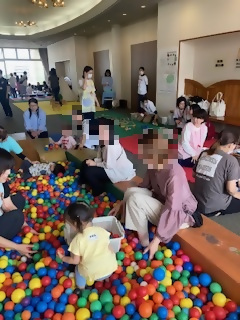 写真:カラフルなボールプールで遊ぶお子さんの様子