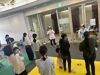 写真:歌あそびを楽しむ皆さん