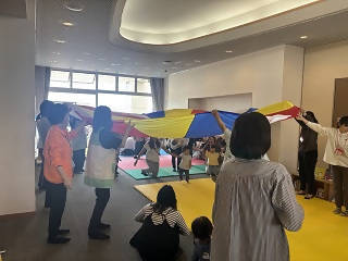 写真:盛り上がるパラバルーン