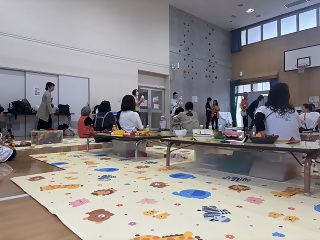 写真:わらべうたを楽しむ親子の皆さん