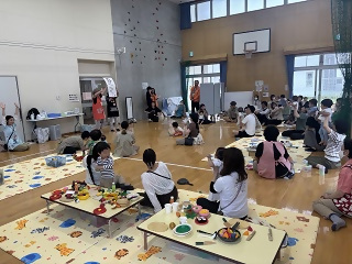 写真:絵本を楽しむ親子の皆さん