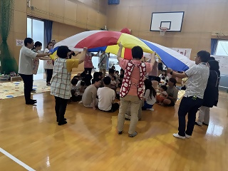 写真:楽しそうなパラバルーンの様子