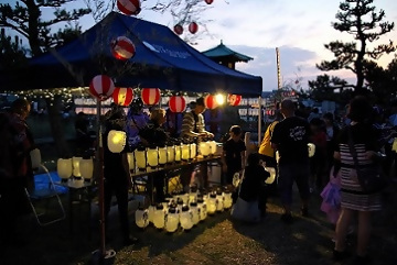 写真:たくさん並んだちょうちん