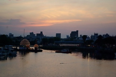 写真:夕焼け空と堀川