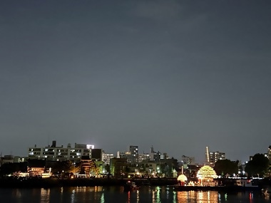 写真:きれいな夜景と堀川