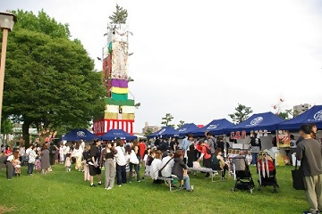 写真:たくさんの人でにぎわう様子