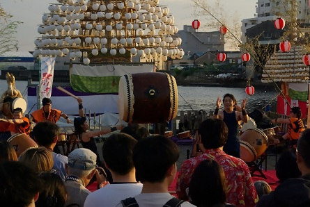 写真:力強い太鼓の演奏