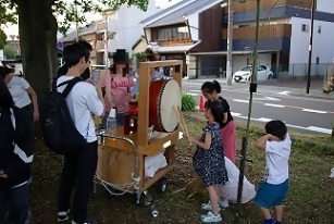 写真:太鼓をたたいてみるお子さんたち