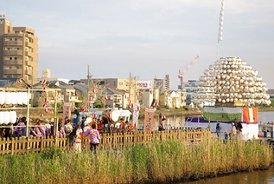 写真:献灯まきわらも遠くに見える