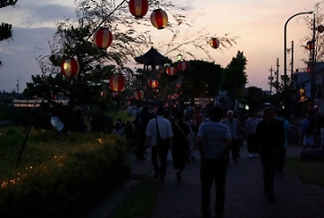 写真:夜のおまつりの様子