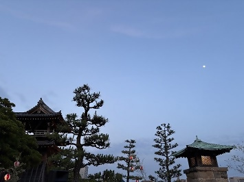 写真:時の鐘と常夜灯