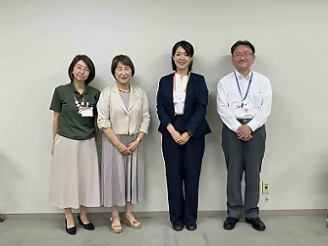 写真:区長と講師、あいサポート事務局、福祉部長