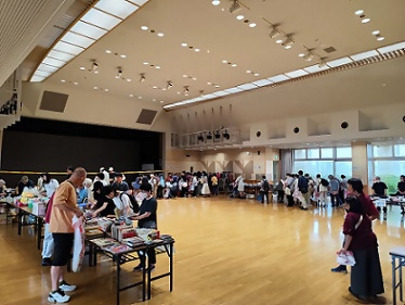 写真:広い会場の様子