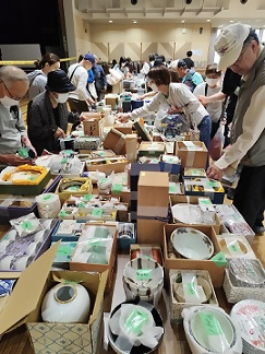 写真:充実した陶器類売り場