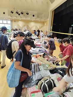 写真:衣類等を買い求める皆さん