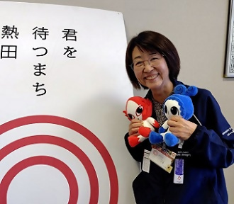 写真：人形たちと区長