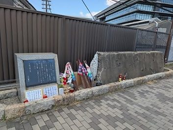 写真：熱田空襲の被爆記念碑