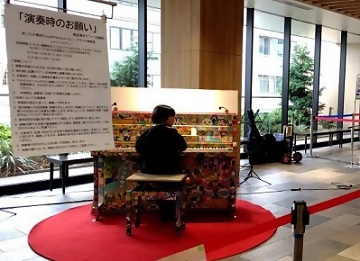 写真：カラフルなデザインにペイントされたピアノ