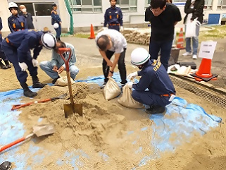 写真：土のう作成訓練の様子