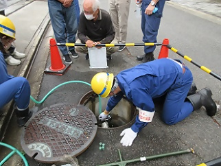 写真：地下式給水栓操作の訓練の様子