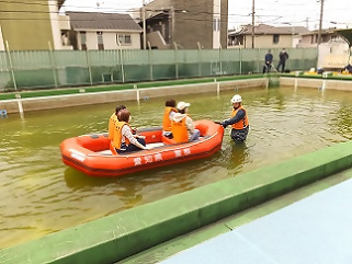 写真：ボート避難訓練の様子