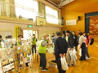 写真：災害用トイレの説明ブース