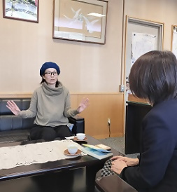 写真：虹乃さんと対談する区長