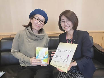 写真：虹乃ノランさんと区長の笑顔の1枚