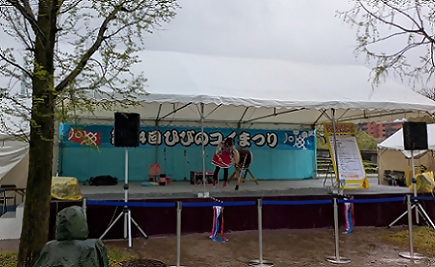 写真：準備中のステージ