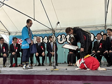 写真：感謝状を渡される中部盲導犬協会