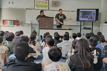 写真：子どもたちに熱田の歴史や未来について話す宮宿会のお二人