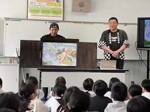 写真：紙芝居のカメ太郎とおじいちゃんカメ