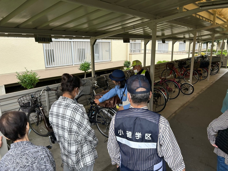 自転車駐輪場パトロールの様子の写真