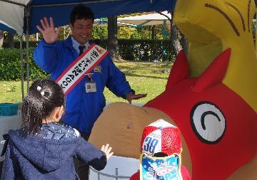 写真:遠山真吾さんと、ゆるキャラの「シャチうまくん」
