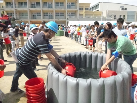 防災訓練バケツリレーの様子の写真