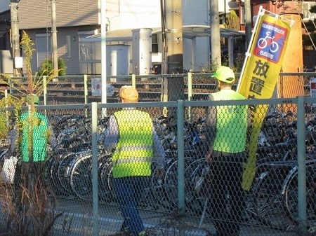 写真：名鉄有松駅での放置自転車追放キャンペーンの様子