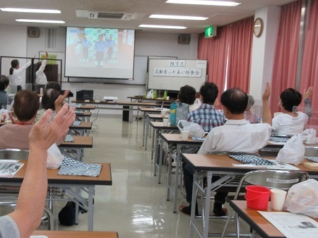 交通指導員による交通安全教室の様子の写真