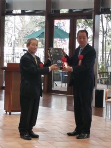 写真：梅森坂学区の青色回転灯等装備車（青パト車両）贈呈式の様子