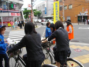 放置自転車追放キャンペーンで啓発物品を配っている写真