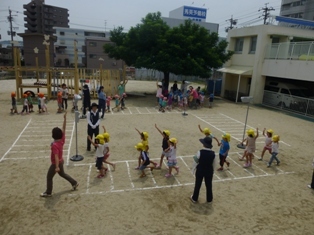 交通安全教室で横断訓練をしている写真